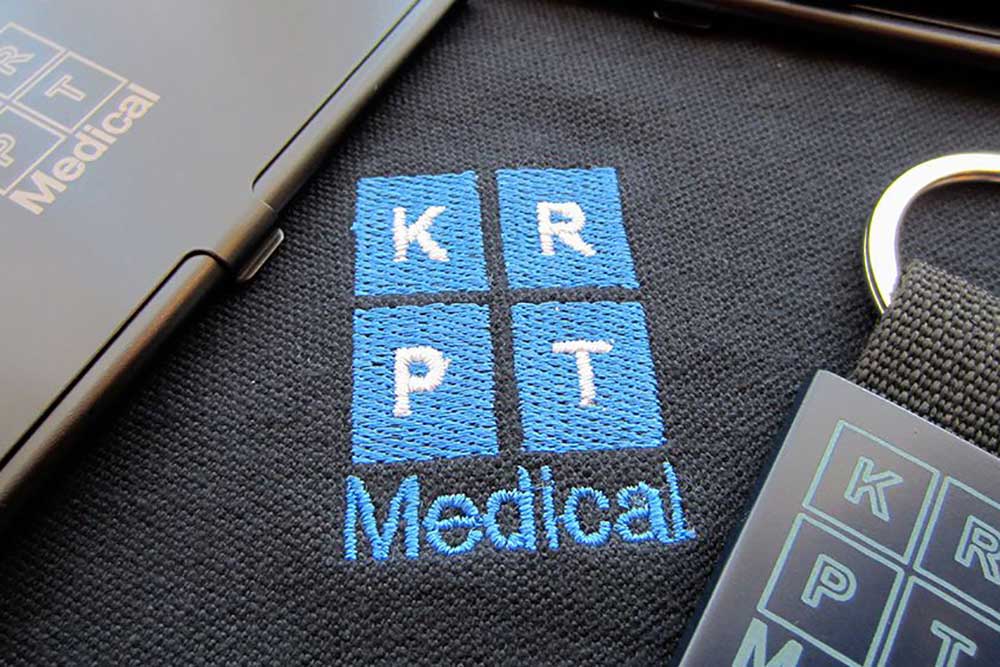 gravírozott kulcstartó, gravírozott névjegykártya tartó, hímzett piké póló, kkv