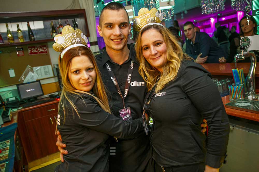 szitanyomott ing, pincérkötény, egyedi nyakpánt, munkaruha, kkv, gasztro marketing