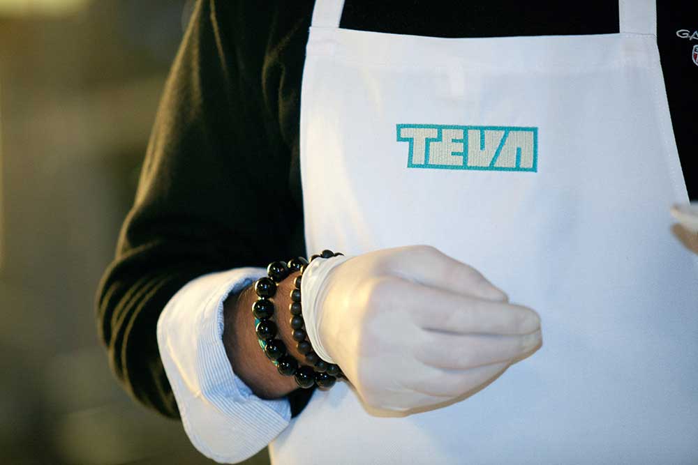 hímzett kötény, műhímzés, hímzés reklám, logózás, rendezvény, hosztesz