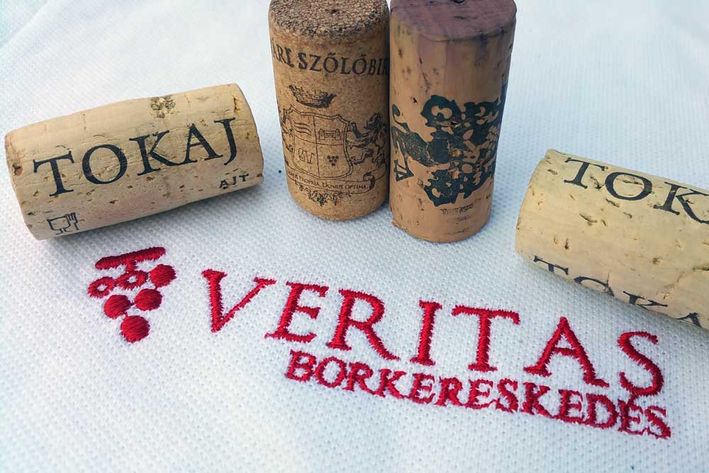 Hímzett, céges, póló